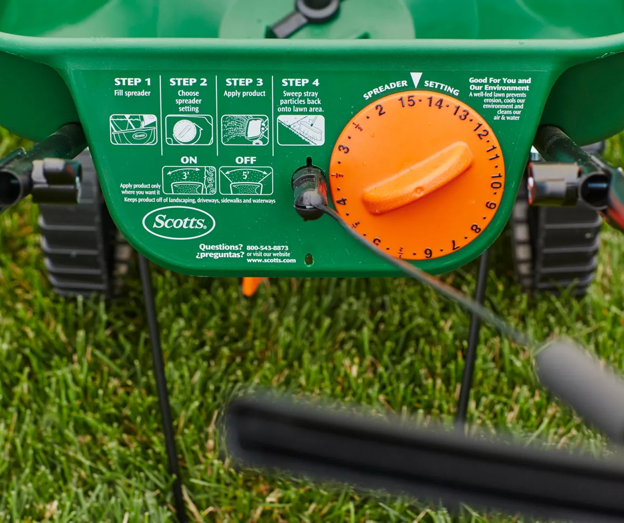 Turf Builder EdgeGuard Mini Broadcast Spreader - Image 4