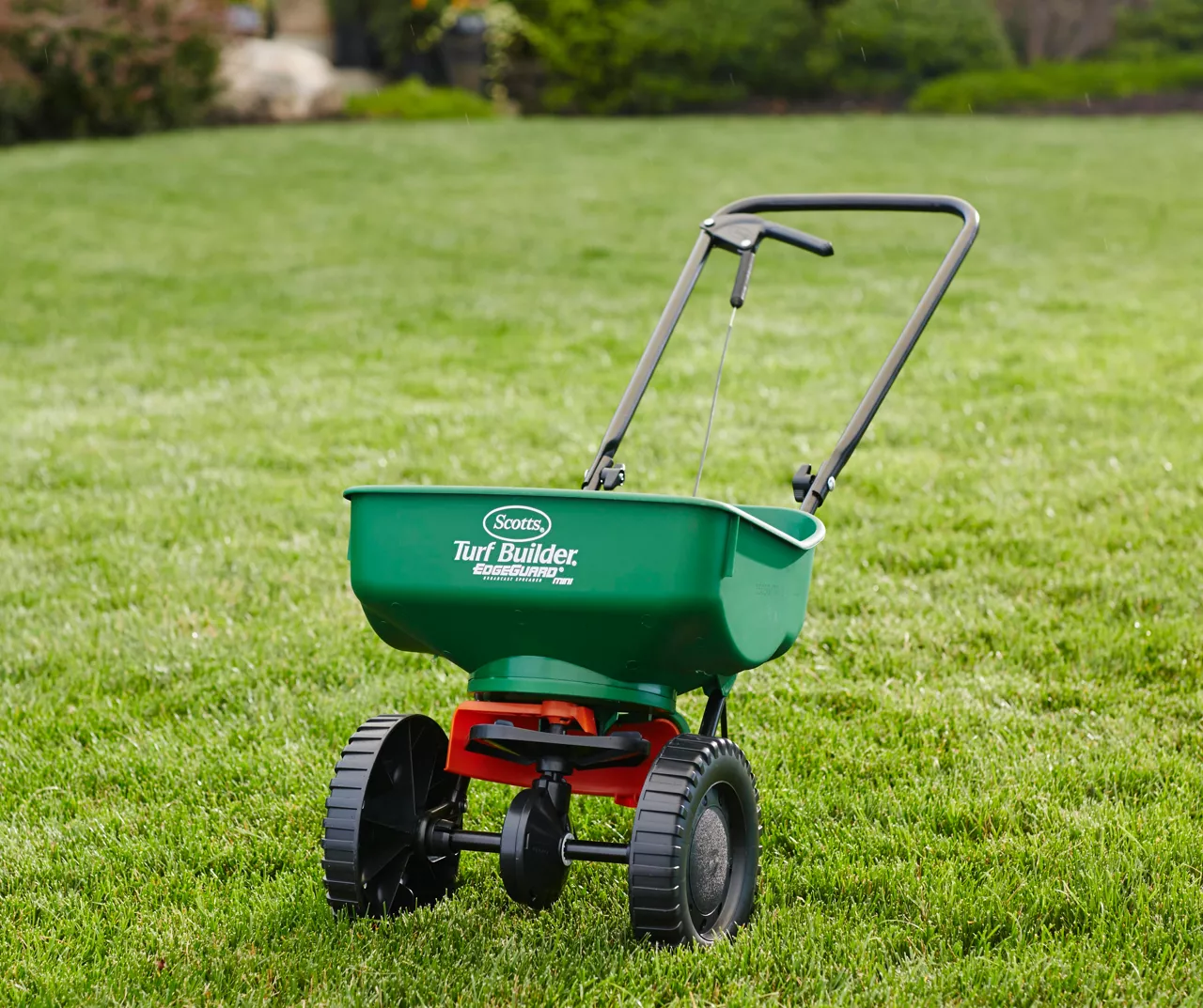 Turf Builder EdgeGuard Mini Broadcast Spreader - Image 7
