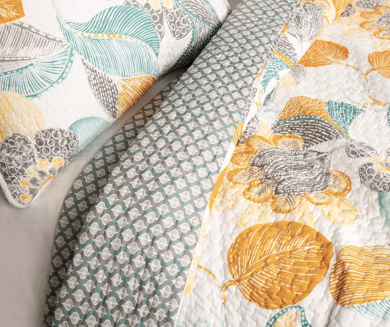 Layla White & Yellow Floral Full/Queen 3-Piece Quilt Set - Image 3