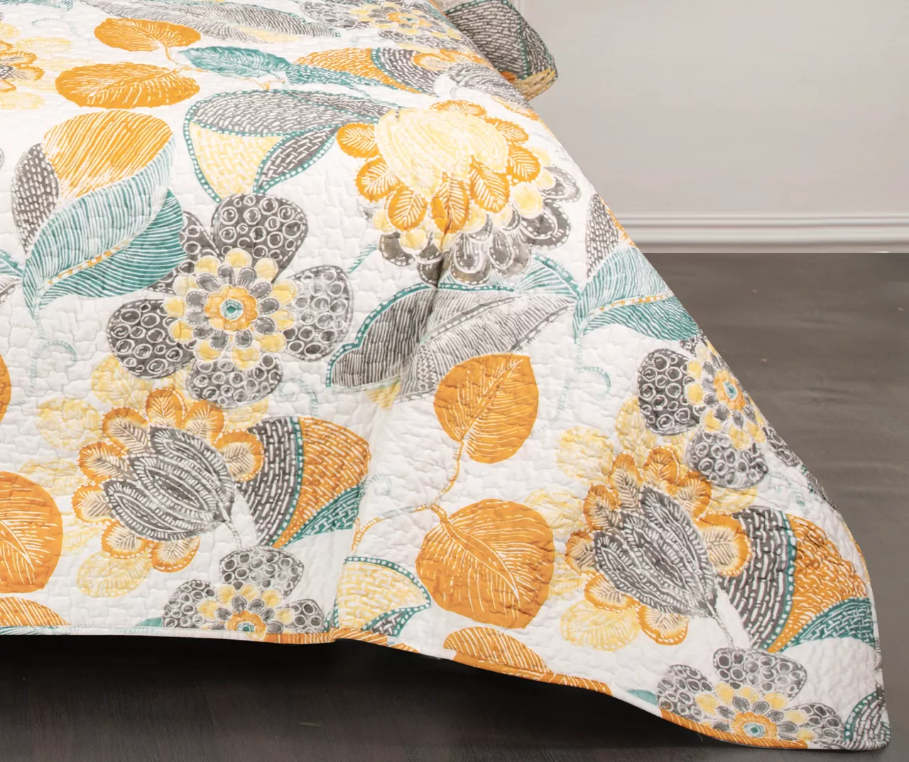 Layla Floral Reversible 3-Piece Quilt Set - Image 5